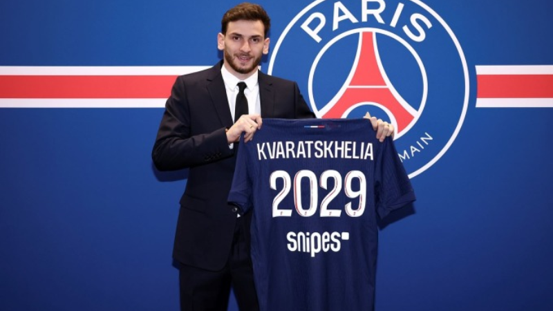 PSG hoàn tất thương vụ 72 triệu USD với Khvicha Kvaratskhelia 